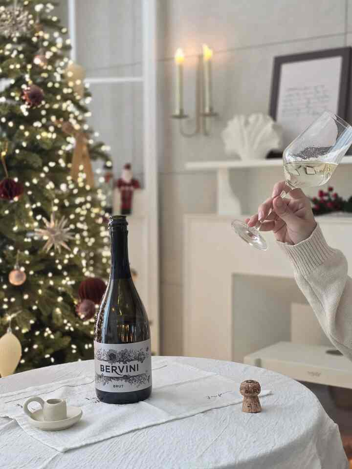 年末、クリスマスが近づくことを言い訳で
好きなワインをいろいろ楽しんでいます。
最近飲んだワインの中で、私のワンピはヨガです。

スパークリングワインですが甘くないので、きれいに食べるのはとても良いと思います。
炭酸飲料よりも炭酸水が好きな私にとってはぴったりです。
味が本当にすっきりしていて、どんなおつまみもよく合うと思います。

＃ワインのおすすめ