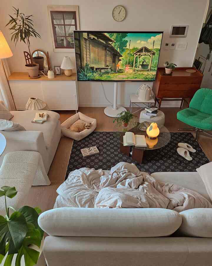 白と茶色のトーンのリビング、ソファとコーヒーテーブル、ペット用ベッドが配置された雰囲気のあるインテリア