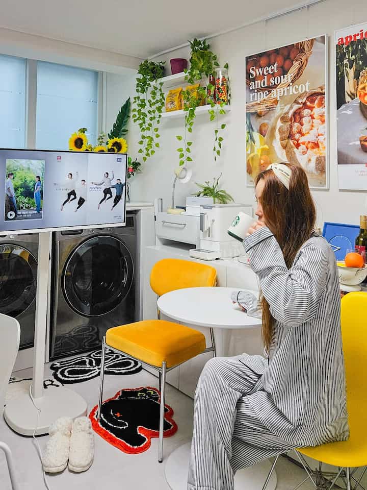 白と黄色を基調とした小さなダイニングスペース、丸いテーブルと明るい椅子が配置された雰囲気のあるおうちカフェ