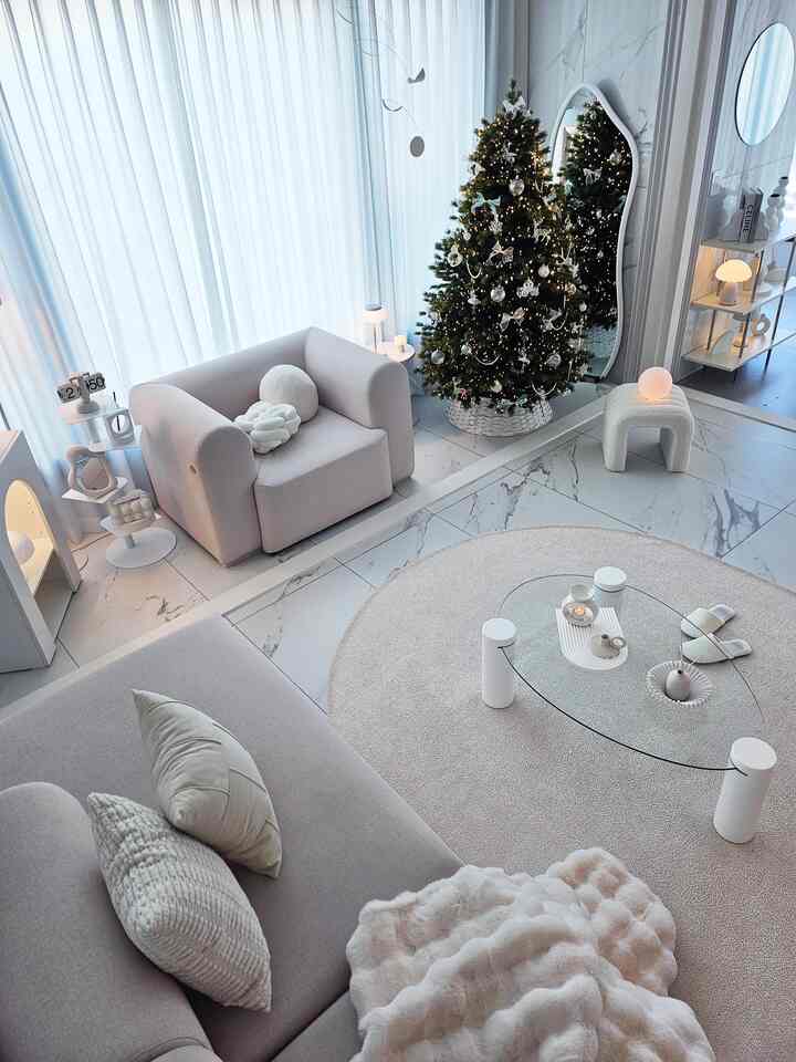 I wanted to take an aerial shot ✈️,
but in reality, it's just a living room shot ☹️

#WhiteInterior #모듈소파 #소파테이블 #무드등 #거실인테리어 #거실 #크리스마스트리 #크리스마스 #거실꾸미기 #오늘의취향 #오브제 #화병 #집꾸미기