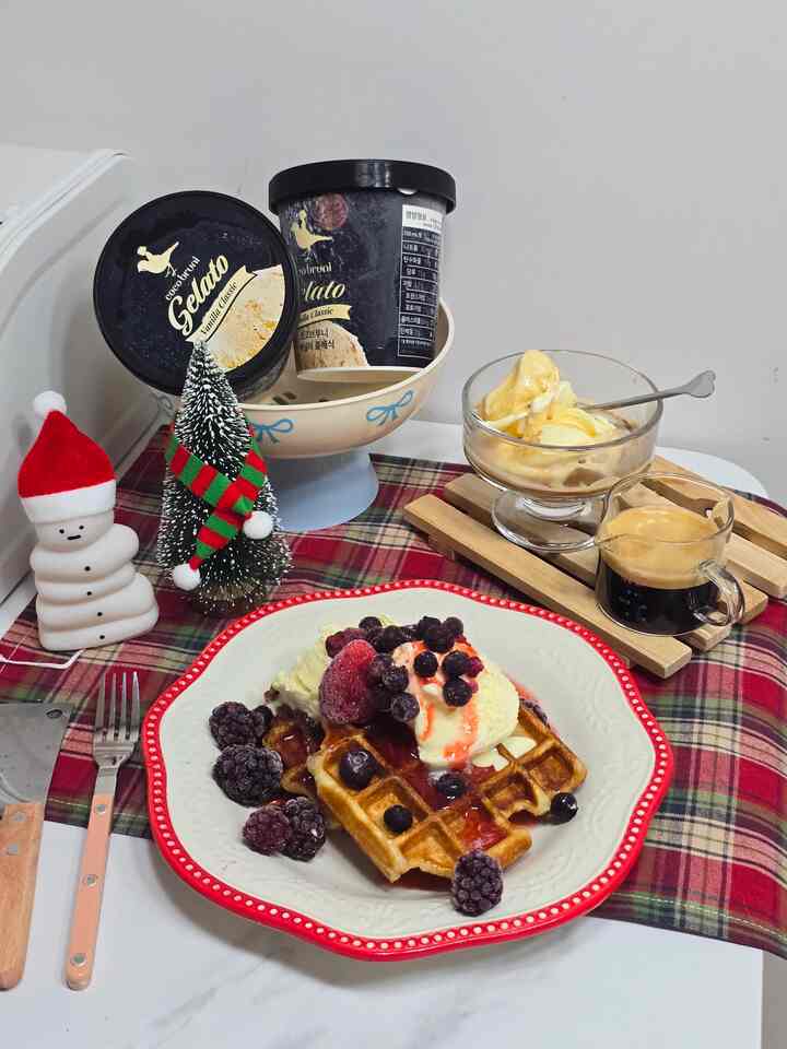 #콘수프기록집 #살림살이 3

It's not quite Christmas!!!, but these desserts would be perfect for a Christmas home party. 🥰🥰

I baked some croffles after a long time, topped them with vanilla gelato, and topped them with a little strawberry syrup and a berry mix.

And a glass of affogato would be perfect.

Everyone's working hard to prepare for a home party, right? 🎉

Let's decorate your home party with these simple, eye-catching home items ❤️

#Christmas #크리스마스파티 #크리스마스파티음식 #홈파티 #크리스마스트리 #크리스마스소품 #크리스마스데코 #크리스마스장식 #크리스마스인테리어 #크리스마스홈파티 #홈쿡스타그램 #홈쿡 #홈파티음식 #홈파티그릇 #홈파티요리 #홈파티그릇 #홈파티 #크리스마스음료 #디저트