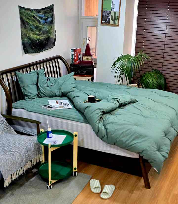 緑の息がゆっくりと広がってくる穏やかな休息ゾーン🍃
この寝室の魅力ポイントは、セージグリーンとウッドトーン 
優しくつながり、植物や小物が穏やかな好みの息吹を 
詰め込んだ居心地の良い寝室と言いたいです。 
緑と木の温度が出会い、完成した癒しの空間です。 
全体的に自然に少し期待されたような雰囲気
布団の中で寝転がりたくなる寝室
ふわふわの自然トーンの寝具のほのかなセージグリーン
全体をじっくりと包みます。
ベッドフレーム、棚、床まで暖かい木目が続く
空間に安定感を吹き込む寝室に 
暖かい冬の寝具に変化を与えました。
大学生の息子と小児の息子の両方が最も大きな部屋を使用しています。
息子の好みがそのまま含まれています。 
 
 
＃今日の私たちの家＃コンスープのレコードハウス＃冬の寝室＃四季の布団＃四季折りの寝具＃冬のインテリア＃冬の私たちの家＃冬の寝具のセット＃部屋の布団＃寝室のインテリア＃自炊部屋の装飾＃セージグリーン＃ナチュラルムード＃ウッドトーンインテリア＃居心地の良い部屋＃ホームスタイリング＃植物インテリア
#冬の寝室  
