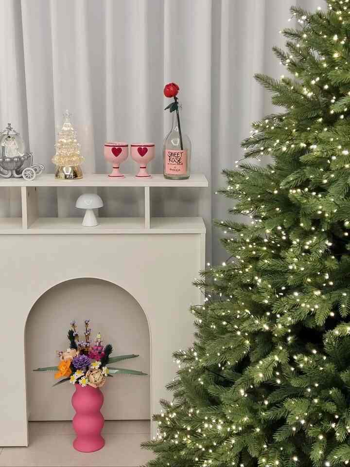 #今日からクリスマス #2日目記録

🎄リビングルームにクリスマスがやってきました。

家に入るやいなや一目でツリーが入ってくるといいと思うのでリビングの窓辺の横に座ってくれました。照明まで設置してつけてくれると雰囲気がずっと暖かく居心地よくなって気持ちまで良くなりましたね✨

ちょっと寂しく見えて暖炉コンソールも横に移動し、プレイモビルサンタ、オルゴール、レゴ、小物まで一つずつ上げてくれるとクリスマス感性がどんどん満たされているんですㅎㅎ
これからもっと飾ると思うので、すでにからときめきですね！💚❤️

＃クリスマス＃クリスマス＃クリスマスクリスマス小道具＃pe100ツリー＃クリスマスインテリア＃180ツリー＃ホリデー＃クリスマス準備＃クリスマス飾り