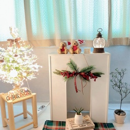 #오늘부터크리스마스
#2일차기록
오늘부터 크리스마스 2일차는
어제  도착한  미니트리와  소품으로
제가 제일 좋아하는 공간인 거실에
셋팅해 보았어요 
벽난로콘솔은  거실에  크리스마스 느낌으로 
꾸미기에 최적의 장소라   이 공간을 
꾸며 보았어요 
곰돌이 인형은 오너먼트로 나온거지만 
저는 오브제로 활용을 했는데  귀엽네요^^
#크리스마스트리장식 
#크리스마스 #크리스마스소품 
#크리스마스장식 #크리스마스준비
#거실 #벽난로콘솔 #벽난로인테리어
#모형책 #거실인테리어 #거실꾸미기 
#라탄의자 #미니트리추천 #미니트리 
#오너먼트 #오너먼트추천  #조화가랜드
#크리스마스인테리어 
#조화나무 
#장스텐트조명 #벽난로꾸미기 
#조명추천 #벽난로장식  #벽난로콘솔인테리어 
#커텐 #테이블보 #크리스마스테이블보 
#커텐추천
