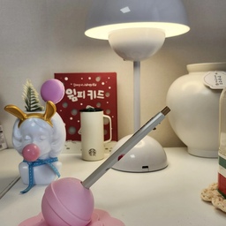 #예쁜템최고야 #콘수프기록집 #맞팔 #모나미
볼펜 쓸일이 많아 
항상 서랍에 넣어놓고 쓰는데
바로바로 쓸수있는 예쁜 펜꽂이 없을까하다
발견한 츄파춥스 펜꽂이 ㅎㅎ
실제로보면... 엥? 3d프린터로 만든 비쥬얼입니다ㅎ (맞지싶어요)
실리콘인줄 알았던 큰 착각 😭 
그래도 나름 만족
#펜꽂이 #츄파춥스 #소품 