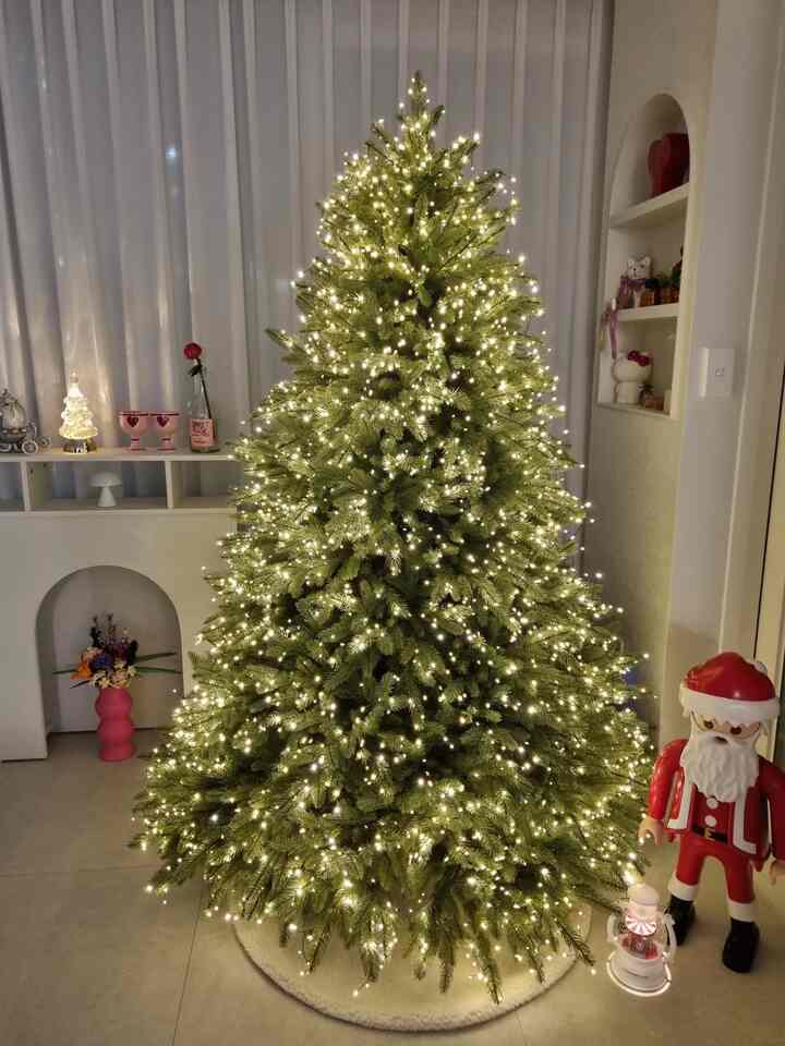 #今日からクリスマス #3日目記録

🎄照明で完成したクリスマスの夜

木に照明をつけ、リビングルームの火をつけて、点灯させるその瞬間
うわー、木がとてもきれいで、しばらくをぼやけて見ました✨
オルゴールも照明と一緒に光を加えます。 
本物のクリスマスが感じ始めました
まだ飾らなければならないところが多くてもっと埋めるつもりだとまたときめきですね💚❤️

＃クリスマス＃クリスマス＃クリスマスクリスマス小道具＃pe100ツリー＃クリスマスインテリア＃180ツリー＃休日＃クリスマス準備＃クリスマス飾り＃プレイモビルサンタ＃リビングインテリア＃オルゴール＃レゴ