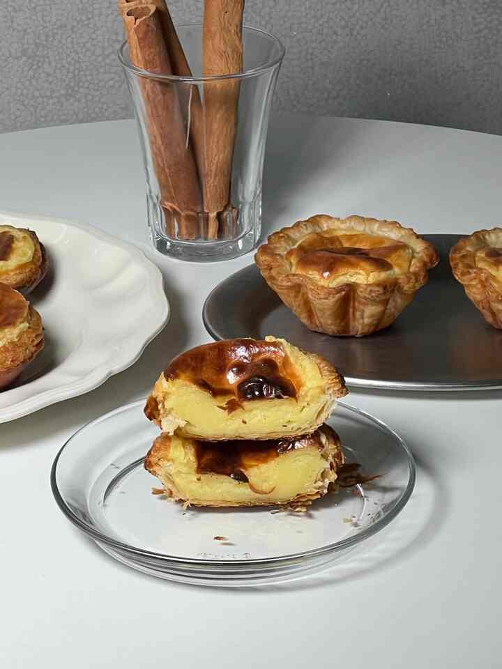 Egg Tart🥚
写真でも残したエグタルト-！
エグタルトが好きですか？
私はカリカリのパイジーに見えないピリングがいっぱいのエグタルトが大好きです✨️
暖かいときに食べたらクッフ....!それは本物のサクサクです。

エグタルトは毎回同様のレシピで作って食べました！
今回は何か違う味を感じたかったです。
それから見つけたレシピ!!👀
普段作ったエッグタルトピーリングは薄かったが、今回は少し振り返って
パイジももう少し丁寧に作ったんです！
もしおいしいエッグタルトレシピを探していたら、ぜひ一度作ってみてください！

📌YouTubeの水豆食堂のレシピを参考に作成しました

#コンスープ記録集 #今日の私たちの家 #ベーキング #ホームベーキング #エグタルト #eggtart #baking #homebaking