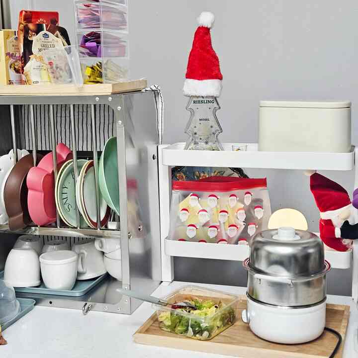 明るいホワイトとウッドトーンのキッチンスペース、クリスマスの飾りと整頓されたキッチン用品が配置された雰囲気あるインテリア