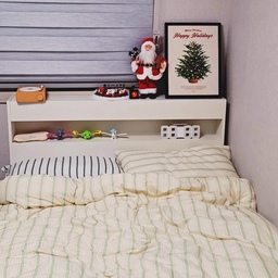 #오늘부터크리스마스#4일차기록
오늘부터 크리스마스, 4일차🎅
아이방에 산타할아버지 모셔왔어요
다이소에 아이랑 구경갔다
산타할아버지 모셔왔어요.
트리는 안 했지만,
산타 인형이랑 조명 액자만으로도
아이방에 크리스마스 분위기 충분히 나네요 
침대 위에서 산타할아버지 보자마자
“엄마! 산타왔다!” 하는데 괜히 더 설렜어요 🤍
아이방 크리스마스는
과하지 않아도, 화려하지 않아도
이 정도면  충분한 것 같아요 🎁
#오늘의집미션 #아이방인테리어 #크리스마스아이방
#트리없는크리스마스 #산타소품 #아이방꾸미기
#겨울인테리어 #루시아이#다이소