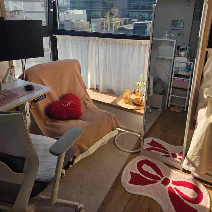 #폭닥폭닥인테리어
ふわふわという言葉がよく似合う私たちの家のリビングルームです。
もともと追求は少しモダンセンチュリーだったが…
ピンク🩷×冬という組み合わせでヨラン感性が完成しました！
同じように見えますが、少しずつ変化しています。
この状態を維持するのも簡単ではありませんでした.....  #좌식소파 