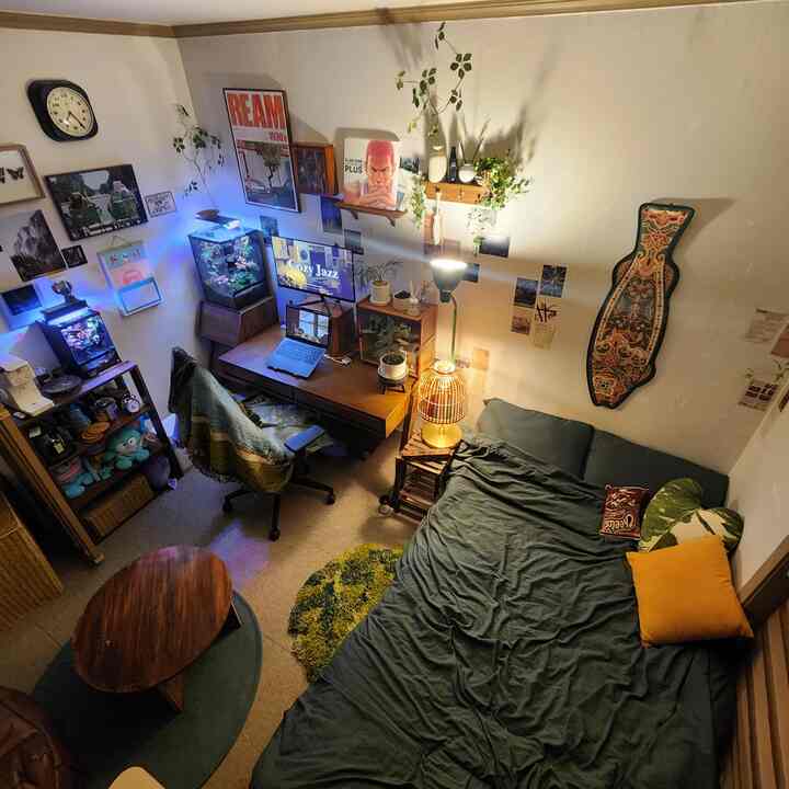 ナチュラルなグリーントーンの寝室、デスクとベッドが配置された雰囲気のあるインテリア