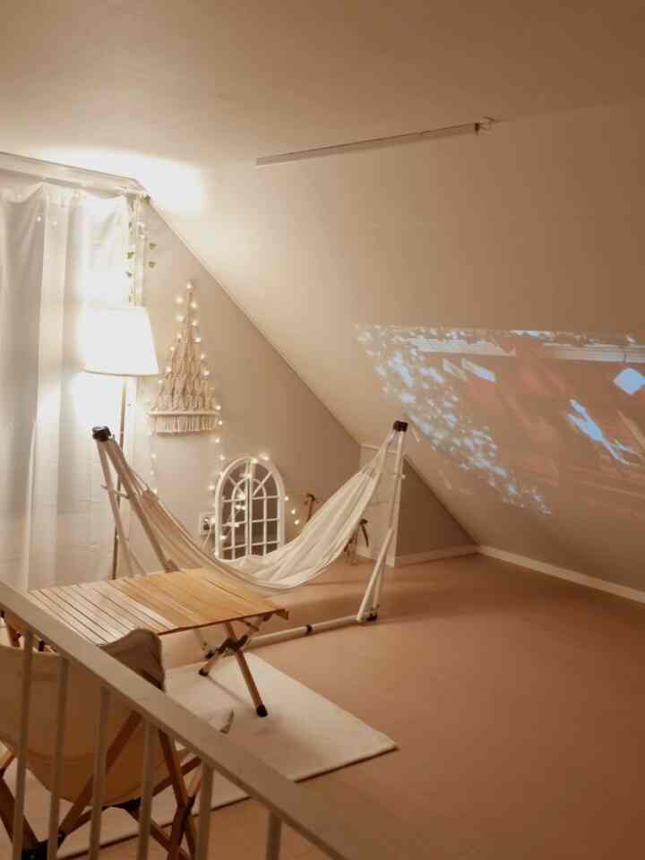 ＃FTC19ストーリー＃広いインテリア
冬にもっと頻繁に屋根裏部屋に上がると思います。
ラグも敷き、ふわふわの布団膝カバー
ビームで音楽を聴き、映画も見ます。
ラーメンも煮込んで食べるのは忘れませんㅎㅎ

二番目の部屋にもㅎㅎハンギングチェア
ハンギングチェアに座って本を読みたいです~~
誕生日プレゼントとして部屋に置きます。
思ったよりあそこでそんなに本を読んでるのか分からないけど
部屋は居心地が良いと思います。
冬になってラグも敷きます。
冬のふわふわはラグのようです。
それでも熊石は11日です^^

冬が来たら、スープを無条件に食べます。
じゃがいもスープ簡単バージョンㅎㅎ
電子レンジにジャガイモと玉ねぎを少し調理します。
バターと砂糖塩肝臓のミルクと生クリームの好みに合わせて入れる
バットに行ってください~~終了^^
チーズを上げるのは好みに合わせて可能です。
私は食パントーストで切りました。
可愛いカップにスープを入れて一口以上良かったですㅎㅎ
壊れた木の枝を拾いながら差し込みました。
感じていいじゃないですか？
ちなみに、家族はふりをしていました。
おっぱい~~
乾燥した枝にリボンポイント 
ガラス花瓶にも囲まれました。 
よりふさわしい感じがして気に入って

みんな暖かい冬を過ごしてください

＃広々としたインテリア



