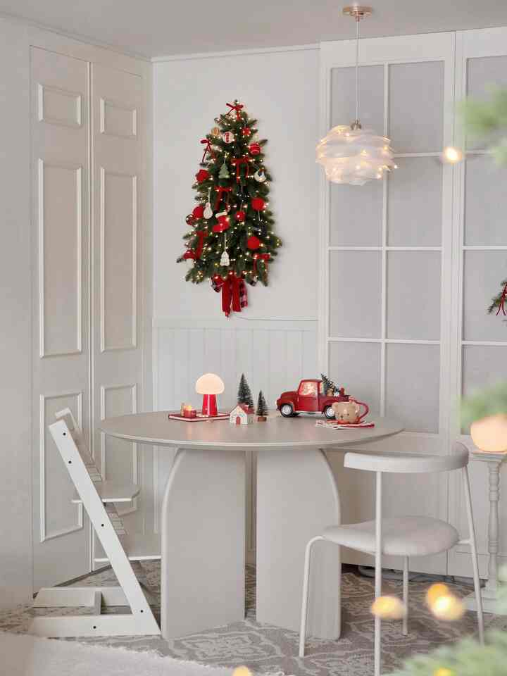 ＃コンスープ記録集＃今日の私たちの家 

クリスマス改装を終えた
私の家のダイニングルームの近況です❤️

壁のおかげで、もっと白い感覚で
きれいに生まれ変わったと思い、とても満足しています🙈


＃クリスマス＃クリスマス飾り＃クリスマス小道具＃クリスマスデコ＃クリスマス装飾＃クリスマスインテリア＃クリスマスストリート＃クリスマステーブル＃ウォールツリー＃ダイニングルームインテリア＃ダイニングルーム飾り＃ダイニングインテリア＃セルフインテリア＃ガーベインテリア＃ルーバーボード＃テープラインダイニングテーブル＃ポセリンダイニングテーブル＃サークルダイニングテーブル＃ホワイトインテリア＃フレンチムード＃