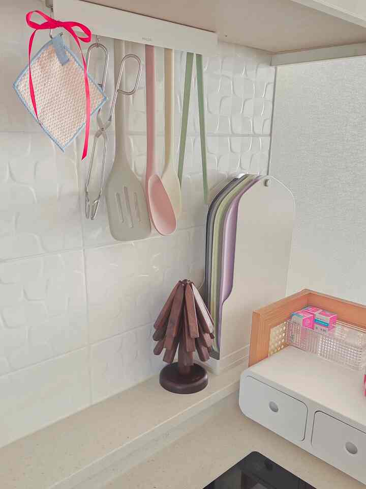 #콘수프기록집 #예쁜템최고야 1

The colors of the Modori Cooking Utensil Set are so pretty ❤️
I love the sturdy silicone material.
The included adhesive tape makes it easy to attach, so just stick it wherever you want! It's simple👍

I put it in a slightly wrong spot, but since I don't have any tape,
I'm just going to use it as is, lol.
Before sticking it on, I'd better attach the cooking utensils and adjust the positioning. 😉

Ramen tastes great with kimchi❤️
I was feeling down today, so I put it in a pretty bowl and ate it.

I went to get the engine oil and battery changed,
and then I found something even more serious, so I had to take it to a repair shop. They said it would cost more🫠

I couldn't let the kids be in danger, so I took it to a repair shop. That's why I don't have a car right now, lol.

I have to go to the repair shop for the first time in a while, so I'm feeling down.

Still, whoever mixed the kimchi did a great job.
(I guess it was me🧡)
Have a delicious lunch and a happy day😍

#PrettyHomeItems #모도리 #모도리도마 #모도리조리도구 #주방 #주방살림 #집꾸미기 #예쁜그릇 #냄비받침 #내돈내산 #점심 #혼밥 #일상기록