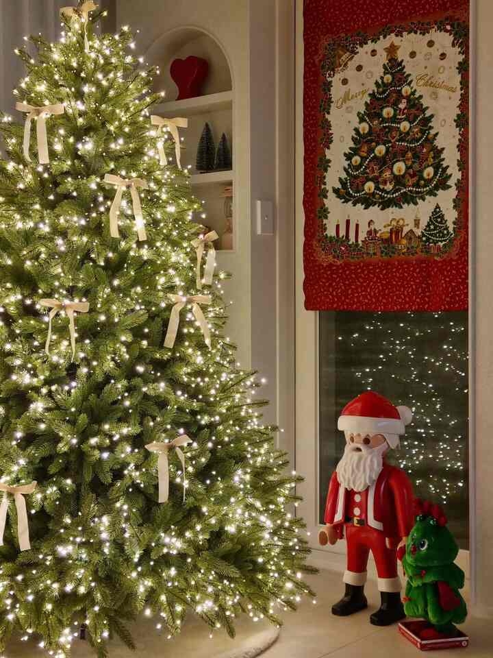 #今日からクリスマス #6日目記録

🎄クリスマスの壁飾り

友達がプレゼントしてくれたファブリックポスターを取り出してベランダの扉を隠してみました。
歩いている瞬間、空間にクリスマス風が少し浸透する感じ☺️
ポスターひとつだけ変えても雰囲気がしっかり生きてきて
通り過ぎるたびに大丈夫ですね💚❤️

＃クリスマス＃クリスマスツリー＃クリスマス小道具＃pe100ツリー＃クリスマスインテリア＃180ツリー＃休日＃クリスマス準備＃クリスマス飾り＃ダンシングツリー＃プレイモビルサンタ＃リビングインテリア