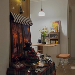 본격적인 크리스마스 시즌이네요 🎄 
12월도 되고 날씨도 겨울다워지고 저도 뒤늦게 크리스마스 챌린지에 동참해보아요...☆
싱크대를 가린 가벽을 우리집 이벤트존으로 정했는데요
집안의 온갖 크리스마스 관련 아이템을 그러모아뒀어요 ㅎㅎ
벽꾸 아닌 (가)벽꾸 어떤가요 ㅎㅎ
#오늘부터크리스마스 #6일차기록  #크리스마스벽꾸미기 #벽꾸 #크리스마스 #크리스마스소품 #가벽꾸미기 #우드파티션 #크리스마스조명 #크리스마스테이블덮개 #코지인테리어 #신혼집 #맞팔