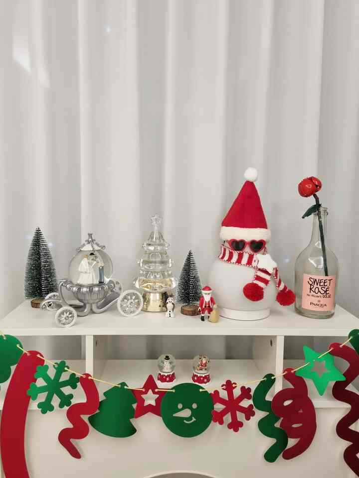 #今日からクリスマス #7日目記録

🎄小さなオブジェで完成したポイント

暖炉コンソールの上をクリスマス小道具で少し飾ってみました。
小さなオブジェが集まっているので空間がはるかに暖かくなり、
通り過ぎて一回ずつ見るたびにクリスマス感性がトッ！そして染み込んで
とてもきれいでした✨

このうち今日の主人公はまさにオラフ！
小さくてよく見えたでしょうか？
少しだけど可愛いスプーンを加えてみたよ💚❤️

＃クリスマス＃クリスマス＃クリスマスクリスマス小道具＃オルゴール＃ガチャ＃フィギュア＃冬王国＃オラフ＃クリスマスインテリア＃ディズニー＃レゴ
＃ホリデー＃クリスマス準備＃クリスマス飾り＃暖炉コンソール＃ミニツリー＃プレイモビルサンタ＃リビングインテリア＃ガーランド