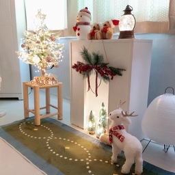 #오감리뷰 프로그램을 통해 제품을 제공받아 직접 사용하고 스타일링한 후기입니다.
*브랜드명 노미아
*제품명  올리비아 러그
최근에 노미아러그에 관심이 생겨서  거실러그를
노미아 제품으로 두개나 구입했는데 
이 러그도 포인트 러그로 두면 예쁘겠다 싶어서 
신청했어요 
*사이즈
가로 140센치 세로50센치라 
거실  침실 주방 외 다양한 공간에 포인트 러그로
사용하기 좋아요 
*디자인 
보시는 것처럼 올리브 그린 바탕에 규칙적인 다이아패턴과
옐로 포인트가 더해져 차분하고 세련된 느낌이에요
제가 노미아제품의 러그들을 사용해보니 
만졌을때 느껴지는 부드러움이  좋았는데 
이 러그 역시 극세사 특유의 부드럽고   포근한 촉감이라
따뜻한 느낌이 들더라구요 
*기능성
기존에 사용했던 타사 주방매트나 욕실 발매트는 
미끌림이 심해 늘 움직여서 불편했는데
이 제품은 뒷면에 미끄럼방지 도트가 부착되어 있어서
고정이 잘되니 좋았어요
또 물세탁이 가능하니 혹시나  오염되더라도  안심 
저는 크리스마스시즌이라 벽난로콘솔 밑에 두었는데  크리스마스
분위기랑도 잘 맞고 안방  침대 아랫쪽에 포인트로 두어도 
이쁘더라구요 
노미아러그 제품들은 
털빠짐 때문에 장모러그를 망설이는 분들이나 
예쁘고  독특한 디자인을  선호하시는 분들께 추천드려요
#노미아  #노미아러그 #디자인러그
#러그추천 #러그인테리어  #러그맛집 
#거실 #거실꾸미기   #크리스마스트리 
#크리스마스소품 #미니트리 #조화나무
#한지조명  #조명추천 #크리스마스장식 
#가랜드 #오너먼트추천 #거실인테리어 
#조화인테리어 #전신거울 #전신거울추천 
#안방 #침실인테리어 #침실꾸미기 #주택인테리어
#구옥인테리어 
