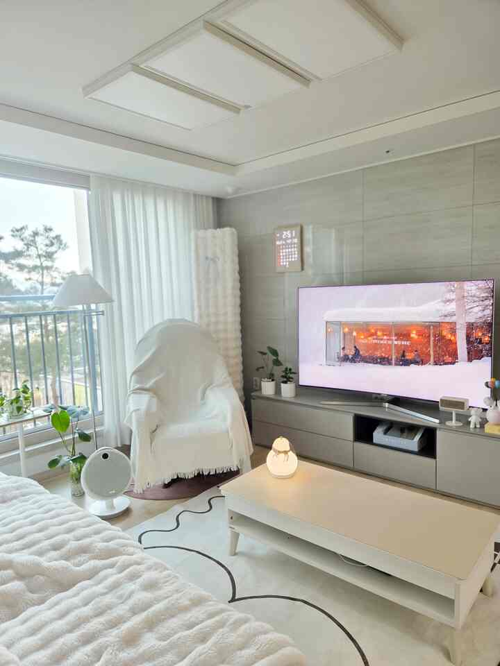 #今日からクリスマス #5日目記録
マッサージチェアにイケア毛布を覆います。 
＃ホワイトインテリア完成🤍もっと暖かい感じですね！


＃リビングインテリア＃ホワイトインテリア＃シンヒタインテリア 
＃シンヒタ＃シンヒタリビングルーム＃幸せ住宅インテリア＃リビングルーム
＃冬のインテリア＃冬のインテリア＃冬の毛布＃冬の準備
＃エアコンカバー＃今日の庭＃ 