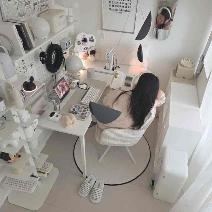 ベージュとホワイトのトーンが特徴の狭いホームオフィス、シンプルで清潔感のある机と椅子が配置された雰囲気のあるインテリア