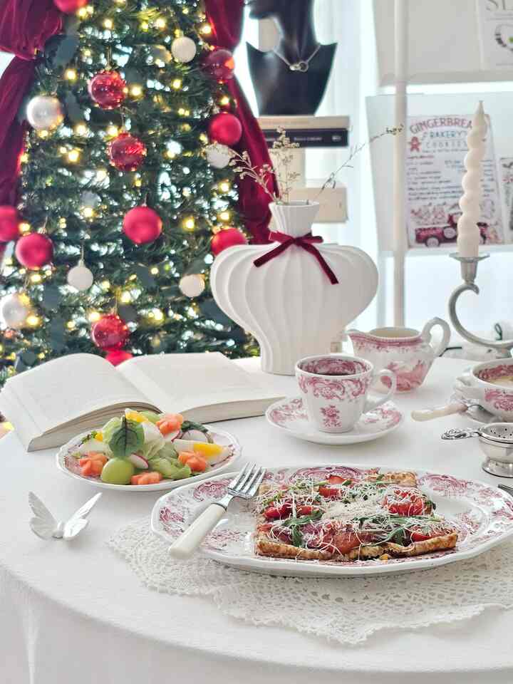 #今日からクリスマス #10日目記録
。
エキサイティングなリズムのキャロルフリを置いて
すぐに来る＃クリスマスを待って
ドキドキ、ワクワクは＃ブランチタイム🍽
私は本当に好きなガレットを作った。
これは本気味。なし。なしの組み合わせなので超強唐！
X-masに似合うメニューとしておすすめです。
。
✔️玉ねぎを細かく切って（こしょうチュチュ、塩トクトク）炒めます。
✔️ベーコン2-3枚と部屋。土をファンにイブンに焼きます。
✔️ペイジャンブレトンの上にチェダーチーズ4等分にカットします。
✔️卵トーク！ （+焙煎玉ねぎ）四角で角を折ります。
✔️ベーコン、エメンタル、防土の上にふたを覆い、薬火につけます。
✔️ルーコラオリゴパルミジアノレジアーノギャング、完成🤍
。
愛情のこもった兄弟たちが新たに始まった一週間
私たちの力強く！気持ちよく！出発してみてください。
今日もこんな立ち寄ってくれてありがとうございます🕊
p.s #ミリークリスマス #メリークリスマス
。
＃甘いダリン＃クリスマス雰囲気＃クリスマスブランチ＃ワンタッチツリー＃ビレロイアンボッハ＃アンティークプレート＃アンティークボウル＃ホームカフェ＃クリスマスホームカフェ＃ホームカフェプレーティング＃ホームレストラン＃クリスマスパーティー＃年末パーティー＃年末インテリア＃年末準備＃週末ブランチ 