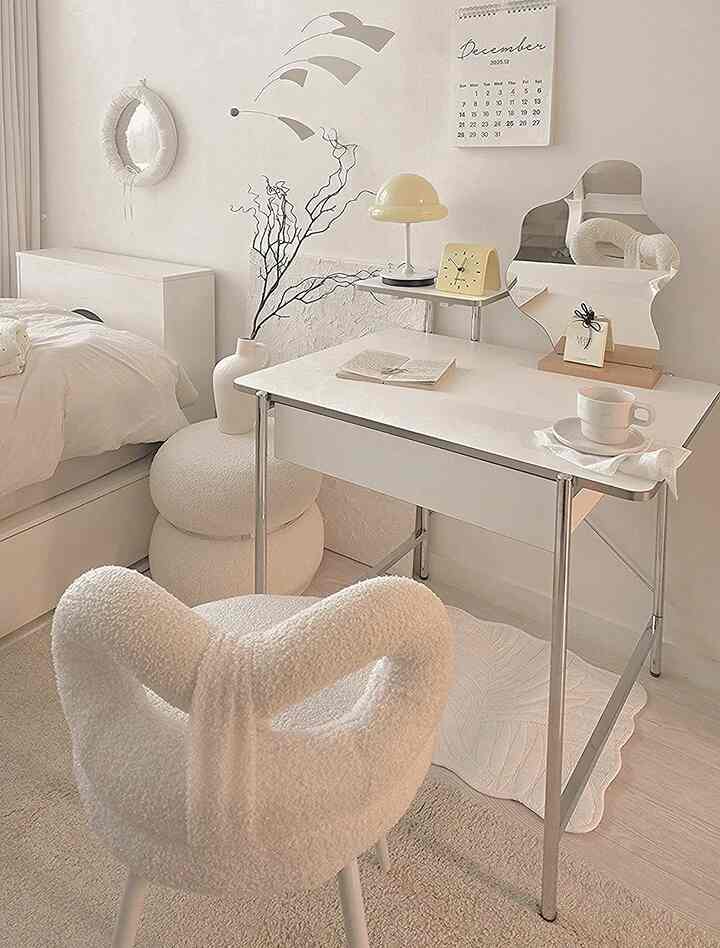 明るいホワイト調の子供部屋、柔らかいファブリックチェアとシンプルなデスクが配置された落ち着いた雰囲気のあるインテリア