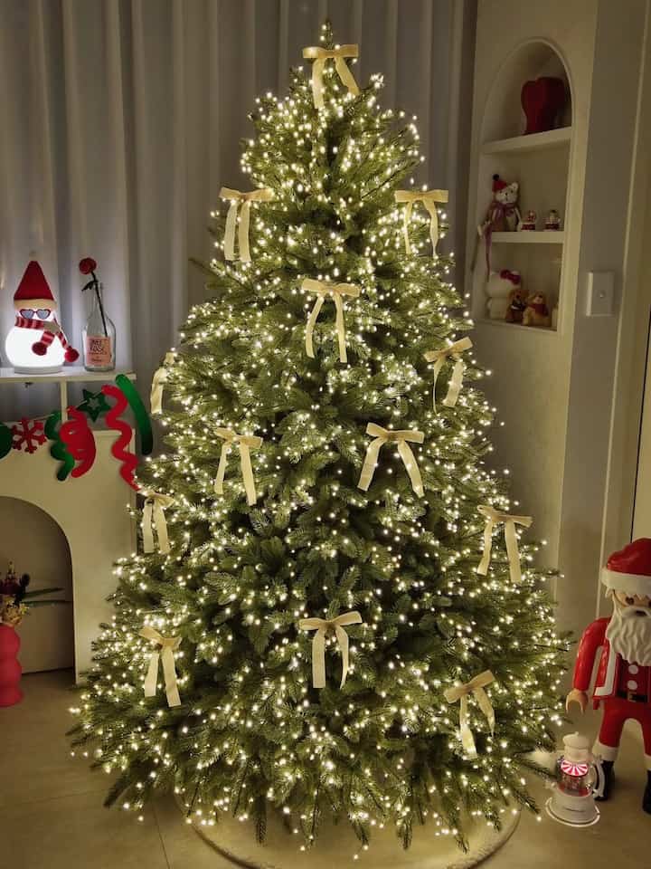 #今日からクリスマス #10日目記録

🎄メリークリスマス

いよいよ10日間のクリスマス記録完走！
一日一日控えめに装飾されたおかげで
家のあちこちが輝くクリスマスムードでいっぱいです。
おかげで今年のクリスマスはもっと暖かく覚えていると思います。

みんな暖かくて幸せな年末をお過ごしください！
メリークリスマス💚❤️

＃クリスマス＃クリスマスツリー＃クリスマス小道具＃pe100ツリー＃クリスマスインテリア＃180ツリー＃ホリデー＃クリスマス準備＃クリスマス飾り＃テーブルマット＃モダンハウス＃プレイモビルサンタ＃キッチンインテリア＃ワインカバー＃ケーキ＃ルミール＃ダンシングツリー＃オルゴール＃スノーボール＃ガーランド