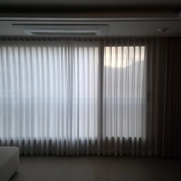 새벽에 눈이 일찍 떠져서 아침해가 떠오르길 기다리며 한컷 찍어보았습니다. 
아련하게 드리운 커튼이 아침감성을 일깨워줘서 기분이 좋아요😄
#오늘의우리집 #오늘아침 #아침거실 #새벽감성 