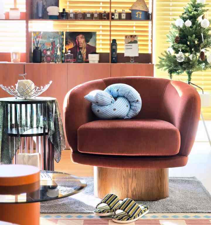 Add some winter accessories to add some coziness! As soon as I saw it, I knew it was perfect for my sofa.
This fabric twisted knot cushion is perfect for just sitting on the sofa.
The Twisted Stripe Cushion is a collaboration between mobile accessory brand Murphy Room and Owabe Days.
With its unique pattern, this item will add a pop of color to your home styling.
It's soft and fluffy, and even acts as an object on its own.
The pattern and color of this cushion are eye-catching just by placing it on the table.
You can untie the knot and use it as a body pillow.
It can be used to support your neck or as a pillow when lying on the sofa, making it a versatile piece.

#Today'sHome #콘수프기록집 #오늘장면한컷 #1인소파

#SofaCushion #꼬임쿠션 #인테리어소품 #오브제소품 #거실협탁
#SideTable #사이드테이블 #패브릭소파 #겨울의우리집