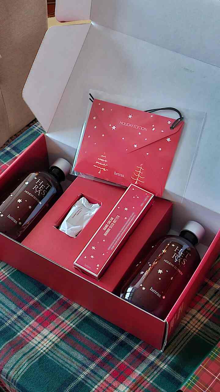 #콘수프필름 
気軽に完璧な年末プレゼント🎁 
ヘトラスホリデーエディション🎄

価格、製品、デザインすべてを満足させる 
3万ウォン台センス満点プレゼント
ヘトラスホリデーエディションです。

構成は本当に知っている！

❣️レッドディフューザー2個＆ハンドクリーム1個
ヘトラスのベストセラーインホテルウッドへ
5つ星ホテルロビーのように豪華で壮大なウッディ香り！ 
深い森の中の汚れと木の香りが感じられる 
ほのぼのない香りで失敗する心配はありません。

❣️オーナメントキャンドル＆パルファムシャーシェ（スペシャルアイテム）
ツリーに歩いてクリスマスの雰囲気を出すことができる
特別なアイテムが含まれています。 
シャシェには手紙スペースがあります。 
手書きで心を伝えるのにぴったりです！
キャンドルはもちろん実際に燃やすこともできます。

💸得テムチャンスをお見逃しなく！
全体構成（通常価格65,800ウォン） 
→サンランチング特価35,000ウォン（47％割引）
（公ホームで販売解用）
たった5日間、2, #크리스마스 #크리스마스선물 #홀리데이 #홀리데이에디션 #연말선물 #향기템 #헤트라스디퓨저 #디퓨저추천 #디퓨저선물 
