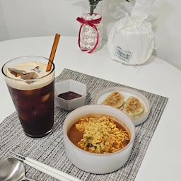 오친님 라면 사진 보고 오늘 아점은 라면🍜
물 조절 실패로 짜네요🤷‍♀️🫠🥲
메종드룸룸 휴지케이스 너무 예쁘죠🥰
비염인이랑 살아서 항상 휴지 거슬렸는데,
쏙 넣어주니 넘나 예쁘다아😍
#메종드룸룸링링 #두루마리휴지케이스 #맛있는라면 #라면이름이맛있는라면ㅋㅋ #비비고만두 #아점
#홈카페 #아이스아메리카노 #얼죽아 #커피타임
