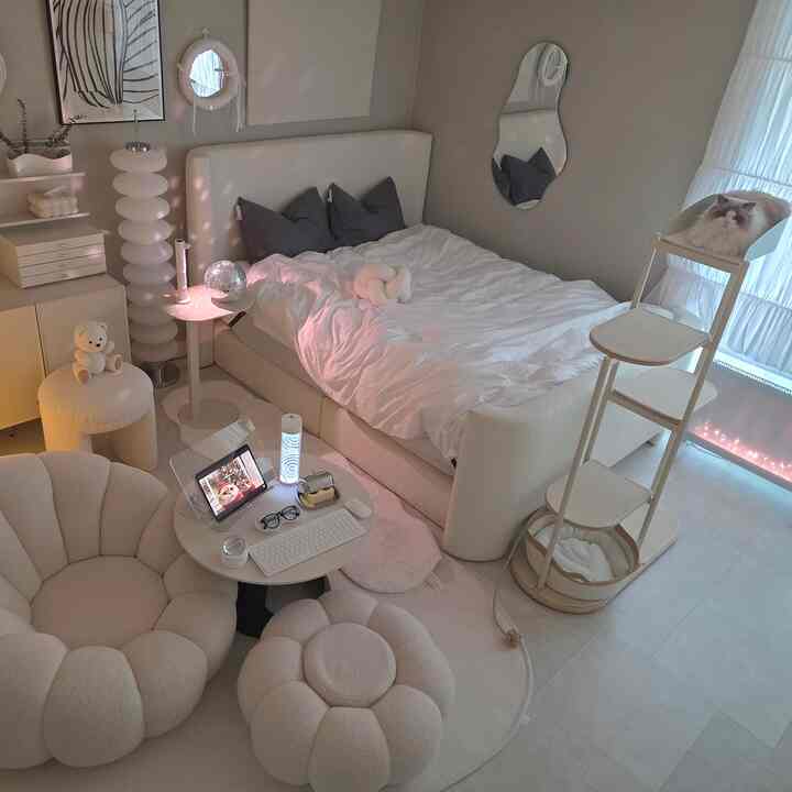 ホワイトトーンの寝室、シンプルな家具とキャットタワー、かわいい猫がいる雰囲気のあるインテリア