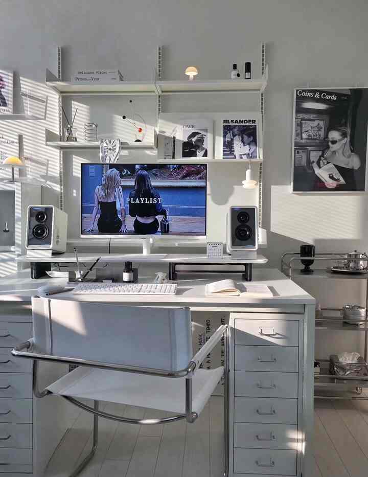 明るいホワイトトーンの書斎、ミッドセンチュリーモダンスタイルのデスクとチェアが配置された清潔感のあるホームオフィス