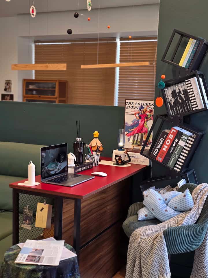 #왓츠온마이데스크 #데스크매트 #머그잔
Mendekorasi ruang belajar/ruang tamu Anda dengan barang-barang unik
Saya ingin menambahkan sedikit warna pada warna walnut meja bar rumah saya, jadi saya menambahkan alas meja kulit.
Untuk musim dingin, saya menambahkan alas meja berwarna merah anggur di dinding hijau tua.
Ini sangat cocok. Sangat bagus untuk mendengarkan musik sambil menyeruput kopi.
Sangat bagus juga untuk bekerja di laptop Anda.
Dari diffuser dan pencahayaan hingga lilin, bantal, dan selimut...

Saya bahkan menemukan cangkir unik dan lucu yang benar-benar menarik perhatian saya! Di antara cangkir hewan desain 3D yang lucu,
saya menggunakan Monyet dan Zebra.
Monyet sangat menarik perhatian karena wajah dan tangannya tampak bergerak.
Ini adalah cangkir hewan yang mencolok dan sempurna sebagai hiasan.
Saya menggunakan Monyet, dengan pegangannya yang nyaman, sebagai cangkir harian saya.
Cangkir keramik buatan tangan ini memiliki detail yang luar biasa.

Zebra sangat cocok untuk menyimpan pena.
Apakah ruang meja saya menawan?

#DeskInterior #서재꾸미기 #데스크인테리어 #데스크소품
#DeskDecoration #데스크소품 #머그잔 #엘림하우스 #동물컵 #인테리어소품 #집들이선물 #겨울의우리집 #컬러포인트

