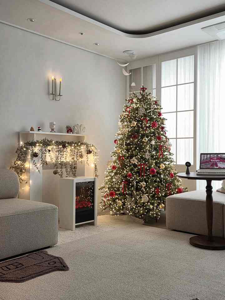薄暗いリビングルームのクリスマスツリー、暖炉、キャンドル、
日差しが明るく入るクリスマスツリー、暖炉、ろうそくのような他の感性

暗いときは、より明るく輝く照明の華やかさ
日差しと一緒にする時は、それ自体で感じられる暖かさが感じられて、どちらもとてもきれいな姿です。
これでクリスマスを愛するしかありません🎄✨️🕯

＃クリスマス＃ツリー＃暖炉＃暖炉コンソール＃ガーランド＃ローソク足＃キャンドル＃キャンドル＃オブジェ＃電気ヒーター＃電気暖炉＃フライト＃キャンプファイヤー＃ムードランプ＃サークルテーブル＃サイドテーブル＃ラージラグ＃リビングラグ＃バルマット＃ミニラグ＃モジュールソファガー＃タブレット＃クリスマスツリー＃オーナメント＃メイド