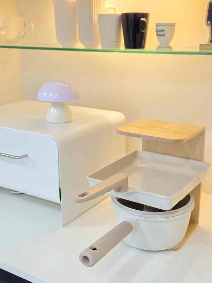 A wooden spoon for the kitchen🤎
TrueCook Magnet Multi-Holder Frying Pan Organizer

I tried two L-size ones, and they have built-in magnets, so they stick perfectly when you place them on the pans! They stay in place without any mess.
They're perfect for organizing pans and pots that are floating around in the kitchen!

You can use them horizontally or vertically, and they also function as mini shelves. They go perfectly with my wood kitchen.
The stand is stable and highly recommended.👍

#KitchenInspiration #트루쿡 #주방인테리어 #후라이팬정리 #주방정리 #주방정리템 #냄비정리 #후라이팬거치대 #살림살이 #살림템 #콘수프기록집 #오늘의가든 #맞팔