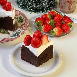 #recipe
사진으로도 남겨본 갸또쇼콜라🍫🤎
추운 겨울 날 달달한 초코케이크가 생각나신다면 꼭 한 번 만들어보세요🥹💛 
📌레시피
[갸또쇼콜라]
:높은 원형팬 미니 1개분 
박력분 25g
코코아파우더 14g
다크커버춰초콜릿 91g
무염버터 63g
생크림 53g
계란 105(약 2개)
노른자 설탕 25g
흰자설탕 38g
소금 0.7g 
-샹티크림
동물성생크림 80g
백설탕 5g 
✔️자세한 만드는 과정은 프로필링크에서 확인하실 수 있습니다
#케이크 #크리스마스케이크 #cake #chocolate #베이킹 #홈베이킹 #baking #homebaking #홈카페 #homecafe #소통 #소통해요 #맞팔 #맞팔해요