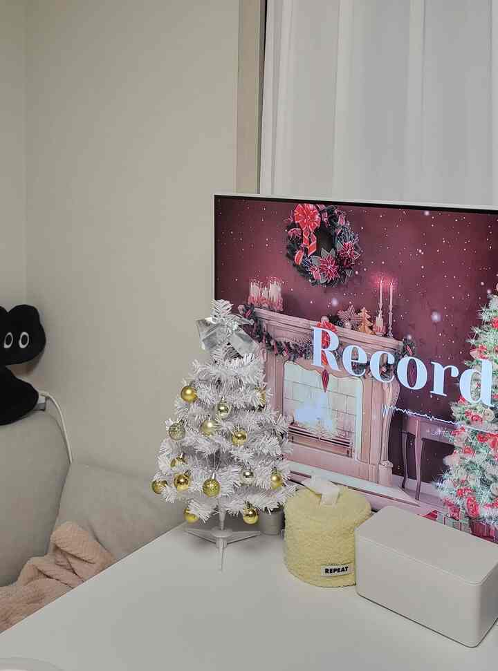 ミニツリーでリビングルームを飾ってみました。

テレビの代わりにサムスンスマートモニターで 
最愛のプレイリストを入れておやつを食べると気持ちいいです◡̎
12月だからクリスマス🎄曲再生

✔️引越ししながら買うのに良い家電•家具
  ▪︎サムスン電子 - スマートモニター43インチ+テレビ台
  ▪︎ビアンス - バンモジュールアクアソファアームレストタイプ、アームレス

サムジョンスマートテレビを教えてください。
tv据え置きでリビング、寝室、書斎まで引っ張りながら見ます(ง˙∇˙)ว

小さな家にもかかわらず、ソファはロマンだった。
ビアンス製品はモジュールなので配置も簡単に変えられ、
何を埋めてもティッシュでシャッシャークリアされますね◡̎
子犬が何を流してもすぐに拭くことができます。


＃トリムチャレンジ＃家の装飾＃リビングインテリア＃家のインテリア＃テレビ＃モニター＃サムスン電子＃サムソン＃サムソンモニター＃テレビ＃サムジョンスマートモニター＃ビアンス＃ソファー＃モジュールソファ推奨＃モジュールソファ＃モジュラーソファ＃冬＃冬のインテリア＃ ＃クリスマス＃クルマス＃クリスマスツリー＃連休＃年末＃年末小道具＃おすすめ＃おすすめ