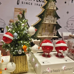 #아무트리챌린지 #콘수프기록집 #예쁜템최고야 #홉티미스트 #크리스마스소품 #프롭스 #테이블매트 
오늘 홈앤데코페어에 다녀왔어요.
크리스마스 시즌답게
연말 분위기의 데코가 가득했고,
크고 작은 크리스마스 소품들도
다양하게 만나볼 수 있었습니다.
프롭스의 테이블 매트는
아크릴 특유의 질감과
독특한 무늬가 인상적이어서
고급스러운 테이블 세팅에
잘 어울릴 것 같았어요.
홉티미스트는 역시
미소 가득한 느낌으로
보기만 해도 기분이 좋아졌고,
크리스마스 오너먼트까지 더해져
귀엽은 존재감으로 심쿵 포인트 였어요.
사진첩에 담아온 다른 것들도  차차 다음에 공유해 볼께요