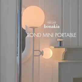 #콘수프필름 

冬だから暖かさがもっと切実な最近..

リビングルームなどよりよく使うリビングルームの花メイン照明ボナキア✨️

ボナキアがスターバックスとコラボして手に入りにくくて大騒ぎしたまさにそのブランドだと知っていますか？

今回ロンドミニポータブルランプがリリースされました。 

完璧なサークル、公平な光

完璧なサークルから出発したロンドコレクションにどこにでも置ける
自由が加わって空間が変わっても光のバランスはそのまま
手の中の小さな照明

好きな場所どこでも滞在
流れる時間の中でもいつもあなたのそばを明らかにしてくれる

私が選んだCap typeとDiffuser typeの2つのデザインとシルバー、クロム、ブラックの3色で発売された。

3つの光と温度調節機能でほのかに空間の温度を上げてくれます✨️ 

ボナキアのカラフルな照明の魅力に  #bonakia #론드포터블  #스탠드조명  #침실 #거실꾸미기 #cozymood #portablelamp  #콘스프필름 #조명 #무드등 #거실스탠드조명 #스탠드조명