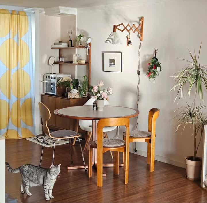 #콘수프기록집 #오늘의우리집
Ruang makan pagi ini, terang benderang oleh sinar matahari pagi.
Cahaya yang cepat berlalu itu sangat berharga ✨️🙊

#Dekorasi Rumah #집에서제일바빠 #다이닝룸인테리어 #오늘의집 #식탁인테리어 #주방인테리어 #고양이가사는집 #반려동물 #패브릭 #커튼 #우드인테리어 #플랜테리어 #오늘의가든 #선반인테리어 #액자 #나도크리에이터 #맞팔해요 #오늘장면한컷 #주말일상