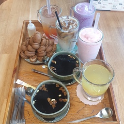 #나가놀아요 #외식 #가족모임 #쌍화차 #커피콩빵
어제 아들네와 같이 점심먹고 찻집에서 차한찬 마셨다.
우리 동네에 아주 음식을 맛있게 잘 만드는 수타짜장면집이 있어서 거기서 요리도 이것저것 시켜서 배부르게 실컷 먹었는데 다먹고나니 생각이 나서 음식 사진은 못찍었다.
식후에 차한잔 하러 갔는데 이 찻집은 전통차와 커피, 그리고 각종 음료수를 진짜 좋은 재료를 써서 만들기 때문에 참 맛이 좋다.  그리고 실내외 인테리어를 정말 예쁘게 해놓아서 가면 참 기분이 좋다.
가까운 곳에 맛집과 좋은 찻집이 있어서 행복하다.
