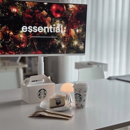 #오늘의우리집 #콘수프기록집 
스벅에서 데려온 꾸덕한 치즈케이크 한 조각에 따뜻한 커피 한 잔, 그리고 거실 가득 울려 퍼지는 캐롤까지... 🎶 정말 이게 소확행이죠. 마음까지 몽글몽글해지는 기분이에요.
요즘 연말 분위기 내보려고 소품 하나둘 꺼내고 있는데, 확실히 캐롤이 흐르니까 공기부터 달라지네요. 🎅❤️
오친님들도 바쁜 일상 중에 잠시라도 좋아하는 디저트와 함께 달콤한 쉼표 찍는 오후 되셨으면 좋겠어요! ☕️🧁
#치즈케이크 #스타벅스 #삼텐바이미 #디저트 #홈카페 #크리스마스준비 #캐롤 #디저트타임 #살림일기 #온더테이블 #연말분위기 #주부일상

