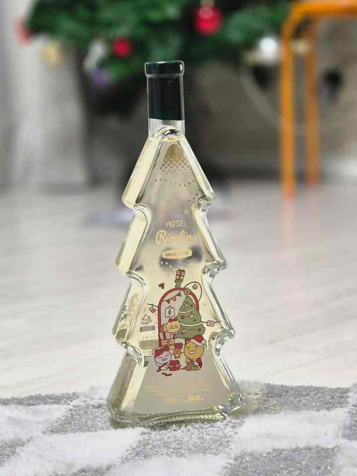 #コンスープ
#今日の私の家

私の家のクリスマスゾーンに🌲🎄
クリスマスリーズリング白ワインを置く

＃クリスマスストリート＃クリスマス小道具＃クリスマスデコ＃クリスマス＃クリスマスプレゼント＃クリスマス準備＃クリスマスパーティー＃クリスマスホームパーティー＃年末パーティー＃年末ホームパーティー＃ワインおすすめ＃クリスマスのスタイリング