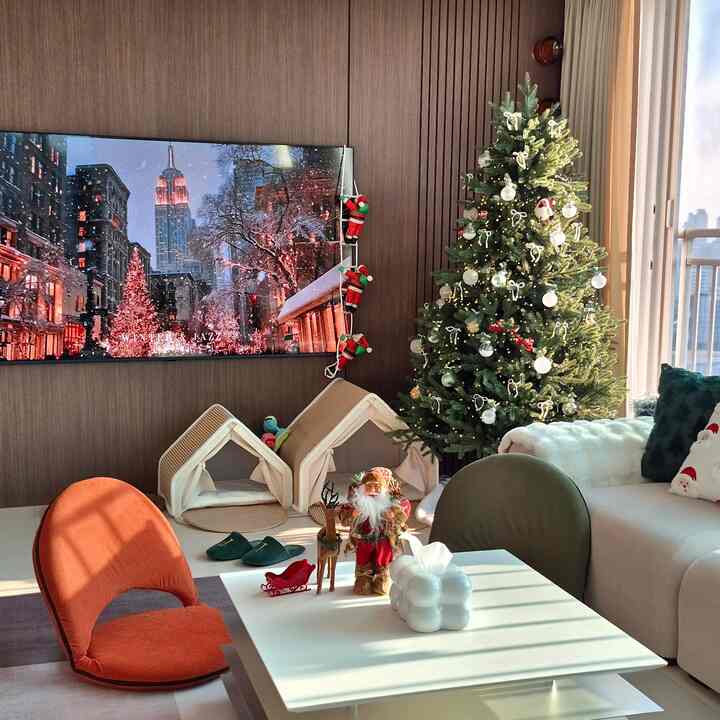 ブラウン系のリビング、クリスマスツリーとキャットハウスが配置された暖かく雰囲気のある空間