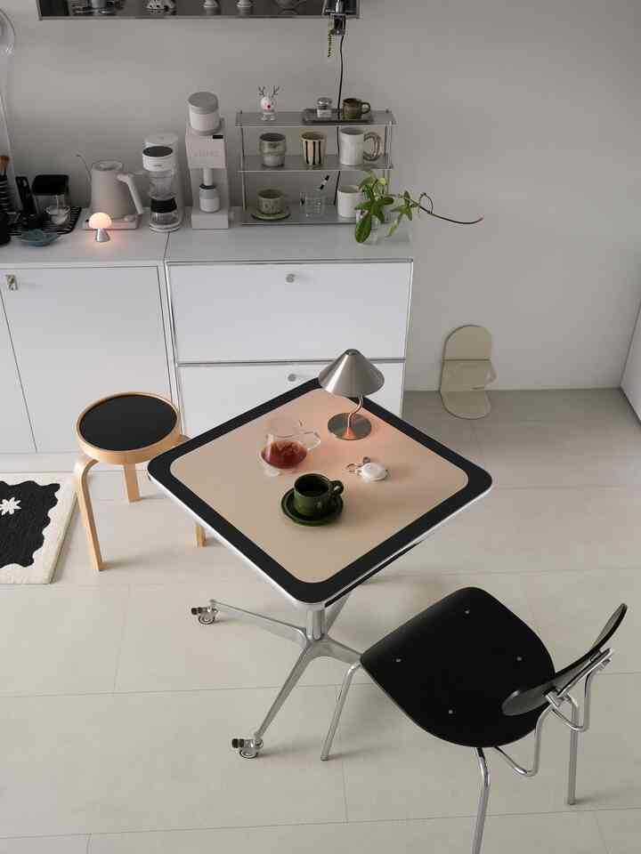 #きれいなテム最高です
ホイールがあるので、ホームカフェやリビングルームのどこにもプッシュして行くのが好きです。
高くまた低く高さ調節が可能なので
テーブルが2つある感じです。

バターとブラックシルバーの組み合わせです。
スペースにポイントを与える良い 
家を飾るアイテムとしてお勧めします😏✨️

＃コンスープ記録集＃リビングテーブル＃ホームカフェ＃ホームカフェインテリア＃ホームカフェ小道具＃ホームカフェ照明＃無線照明＃鉄テリア 

