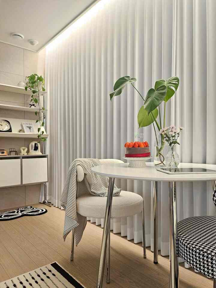 This year, I didn't even get the Christmas tree out or decorate it, but I've been enjoying a happy Christmas with my family for the past few days. I'm going to finish off the day with my favorite School students at home ❤

Have a happy Christmas everyone, with only a few hours left 🎄🫶🏻

#CornSoupRecord #오늘의우리집
#MerryChristmas #거실 #거실꾸미기 #거실인테리어 #거실테이블 #블랭킷 #블랭킷추천 #케이크스탠드 #케이크접시 #로하스 #스킨답서스 #오늘의가든 #벽장식 #벽꾸미기 #레트로하우스 #벽선반 #벽선반장 #거실선반 #러그 #사이잘룩러그 #거실러그 #미니러그 #포인트러그 #블랙포인트 #빈티지시계 #벽시계 #식탁의자 #맞팔

