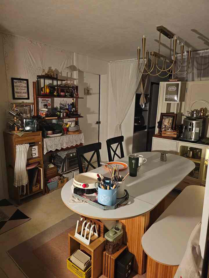 ＃サリムサルが＃あらゆる種類のビンテージ＃コンスープ記録集  
#ホームカフェ場 #ウェルファニチャー #レトロハウス
＃ホームカフェ＃ビンテージラバー＃ビンテージインテリア 
＃ホームカフェツアー＃ホームカフェを飾る＃私たちの家のインテリア記録 
＃ビンテージ＃ビンテージホーム＃ビンテージムード＃私たちの家の追求 
#ウッドスタイリング #ボウル #ビンテージキッチン #ビンテージコレクション #kitchen #homecafe #cafe #coffee #jazz
＃ビンテージホームカフェ＃ウッドインテリア＃空間分離

___________________________________________
             ■■■ On.God.Vin.T.G ■■■
____________________________________________

♥︎いろいろな種類のヴィンテージが飛び交う…♥︎ 
      🏡いろいろなビンテージホーム🏡

リセントビンズホームカフェ場がなかった時代には、
《レトロハウスの壁のパーティション》へ 
冷蔵庫の側面を隠してくれました。
その前には「ウェルファニチャールックススライドガラス収納場」です。
《ビビエントブランテンバテーブル＆ベンチ》が置かれています。
私たちの五食の食事スペースであり、ホームカフェスペースです〜
その後ろに見えるレトロな収納場は、
《マステジデコパーティーやマルチキャビネット》なのに
私は重いボウルをたくさん上げました
ある日はワワチャンチャン..腰が壊れてしまいました..🥲
今はドレスルームのワンピースの空間に移りました。

楽しく今日の家クリエイター活動をしながら、
数え切れない変化？進化？とにかく..
ずっと変わってきた空間です。
過去の姿を振り返るのもとてもおもしろいですね。
:)♥︎

___________________________________________
             ■■■ On.God.Vin.T.G ■■■
____________________________________________

いろいろな種類のヴィンテージ
このヴィンテージムードが好きで…♥︎
家にいる時間が幸せだ。

       Happy ON.GOD Vintage time.
        :)♥︎


♥︎==============================♥︎

 《あらゆる種類のビンテージホーム》
   フランスヴィンテージムード〜

   パリカフェ。
   :)♥︎

いろいろな種類のヴィンテージが飛び交う…♥︎
ヴィンテージムードが興奮した…♥︎
《On.God.Vin.T.G》