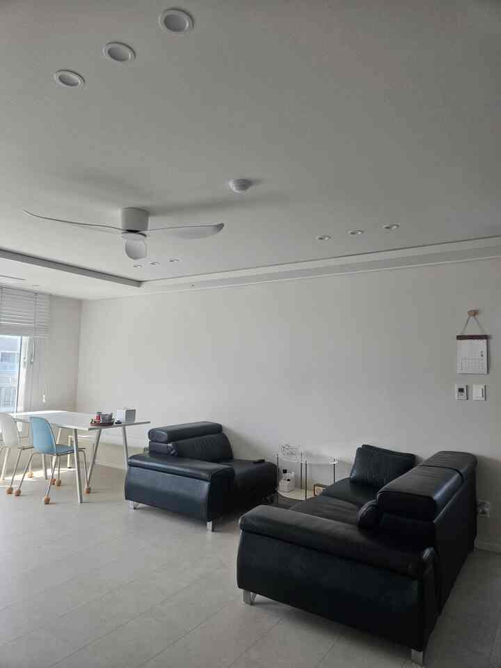 I want to change things up, and fill them up, so I'm rearranging the furniture and pressing the "click" button. 😆😆
The magic of making the house look much more spacious is a bonus~~
.
.
.
#StructuralChange
#LivingRoomInterior
#MinimalInterior
#WhiteInterior
#FurnitureArrangement
#HomeDecoration
#Today'sHouse
#ApartmentInterior
#MinimalLife
#SimpleLife