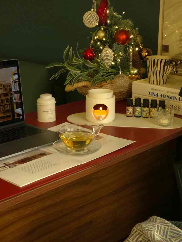 ゆったりとした一日の休み..アロマの香りと朝茶 
ホテルユージンモーニングティーを飲んでいます。
透明なマグの中の黄金色の茶色が心まで落ち着きます。  
天然エッセンシャルオイルを数滴落とすと
暖かい熱で香りが優しく広がるアロマバーナーセット
とてもきれいではありませんか？ 
穏やかな光に広がる自然の香り私のための小さな癒し
一日のリラックスしたい夜寝室やワークスペースに穏やかな香りと雰囲気を加えたいときにディフューザーよりも暖かく 
感性的なムードが欲しい方におすすめです。 

＃かわいいテム最高屋＃コンスープ記録店＃アロマバーナー＃エッセンシャルオイル＃アロマセラピー＃癒しのアイテム＃家の贈り物＃年末の贈り物＃ホームセラピー＃感性インテリア＃スペーススタイリング＃暖かいスペース＃モーニングルーチン 

